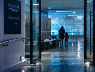Avis sur Aquavert à Francheville : hall du centre aquatique, portes et vestiaires