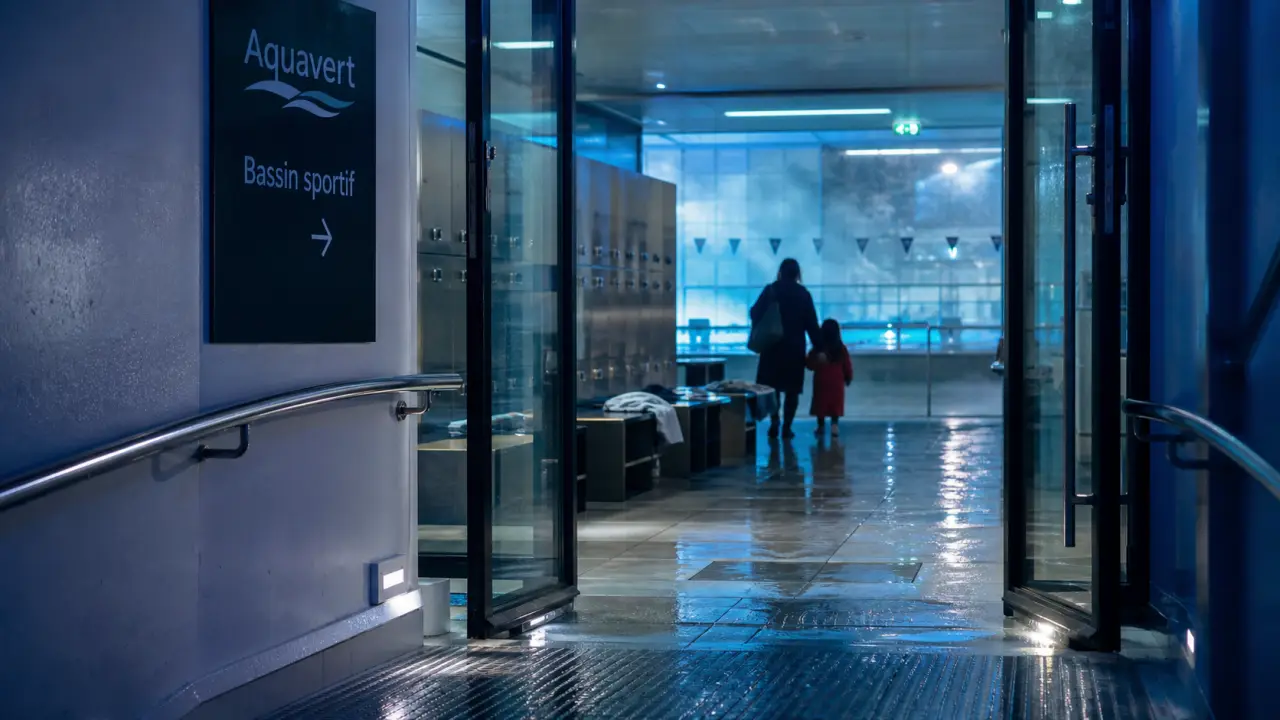 Avis sur Aquavert à Francheville : hall du centre aquatique, portes et vestiaires