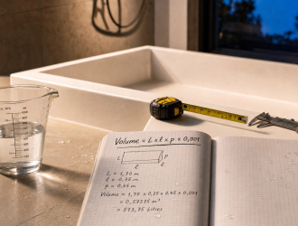 Baignoire volume : ruban et calcul pour estimer 120 à 550 L