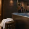 Bain froid paris : baignoire eau glacée dans un spa