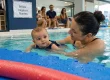Bébés nageurs Nantes en piscine couverte : bébé dans l’eau