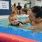 Bébés nageurs Nantes en piscine couverte : bébé dans l’eau