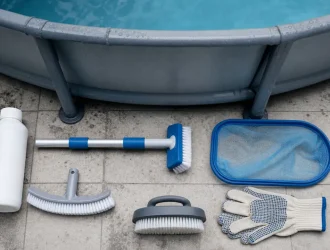 Comment nettoyer le fond de la piscine sans aspirateur : brosse, balai et floculant