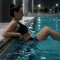 Exercice piscine abdos : gainage sans impact en piscine