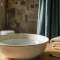 Hémorroïdes : bain chaud ou froid tiède, apaise et calme le gonflement