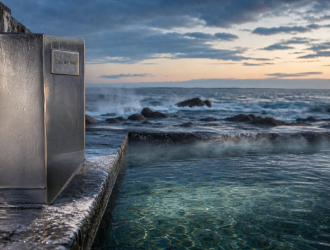 Piscine à eau de mer, eau claire, embruns et équipements protégés