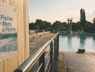 Piscine mure a peche à Montreuil : bassin extérieur écologique avec toboggan