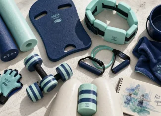 Accessoires aquagym : frites, haltères et ceintures de flottaison en piscine