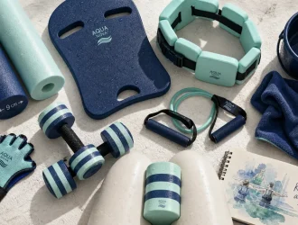 Accessoires aquagym : frites, haltères et ceintures de flottaison en piscine