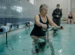 Aquabike après 60 ans : femme de 65 ans pédalant dans l’eau pour ménager les articulations