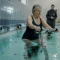 Aquabike après 60 ans : femme de 65 ans pédalant dans l’eau pour ménager les articulations