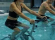 Aquabike bienfaits : séance de cardio en piscine, jambes légères sans impact