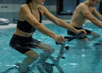 Aquabike bienfaits : séance de cardio en piscine, jambes légères sans impact