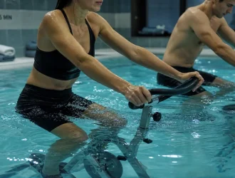 Aquabike bienfaits : séance de cardio en piscine, jambes légères sans impact