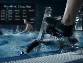 Aquabike Decathlon dans une piscine, pédales et bassin