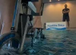 aquabike rieux : vélo aquatique dans un bassin, surveillant au bord