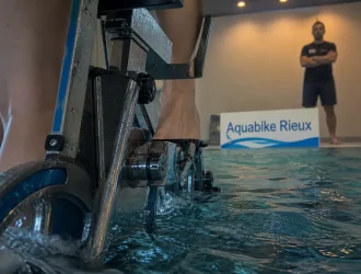 aquabike rieux : vélo aquatique dans un bassin, surveillant au bord