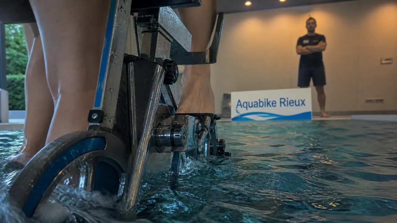 aquabike rieux : vélo aquatique dans un bassin, surveillant au bord
