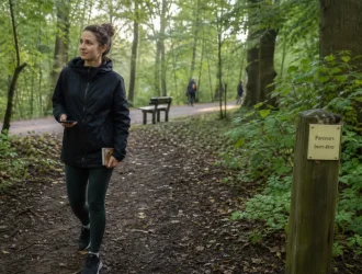 Départ parcours bien être bois de Vincennes grande boucle, sentier boisé au matin