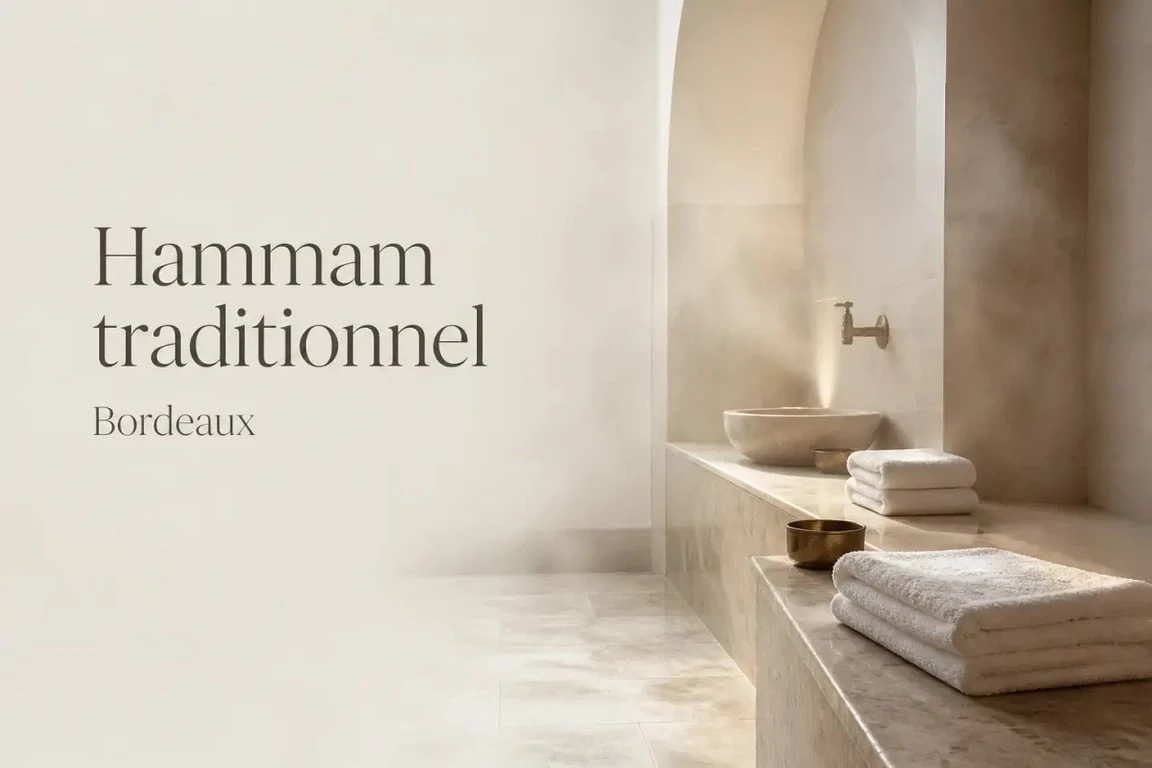 Hammam bordeaux dans une ambiance calme et propre, avec vapeur légère et bancs en pierre