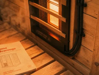 Intérieur sauna infrarouge en bois, chaleur douce