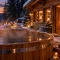 Chalet avec bain nordique privatif aux Vosges, vapeur et neige à la golden hour