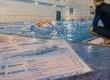Coach sportif de natation près d’une séance, feuille de natation et nageur filmé