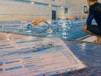 Coach sportif de natation près d’une séance, feuille de natation et nageur filmé