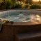 Habillage spa gonflable en polyrotin brun sur terrasse